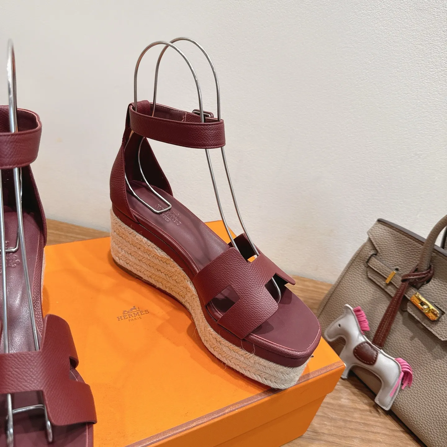 👟👟Ex-factory price 720👟👟 Hermes... a Eclair 2025 new color + popular series, the version is super positive, with a certain thickness, which makes the legs longer! Breathable, comfortable calfskin, spring and summer color matching, this item is both beautiful and comfortable! Channel supply code size: 35-39 can be ordered as 40.41 with airplane box ➕20